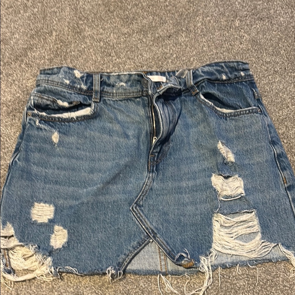 Zara denim skirt
Size small